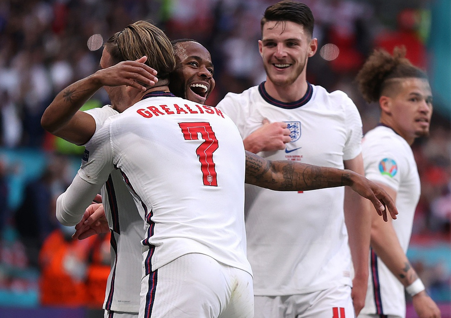 更显示出他 更显示出他